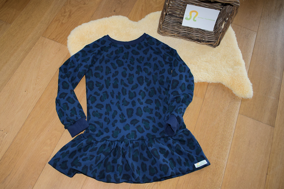 selbstgenähtes Kleid dunkelblau mit Leopardenmuster und Rüsche