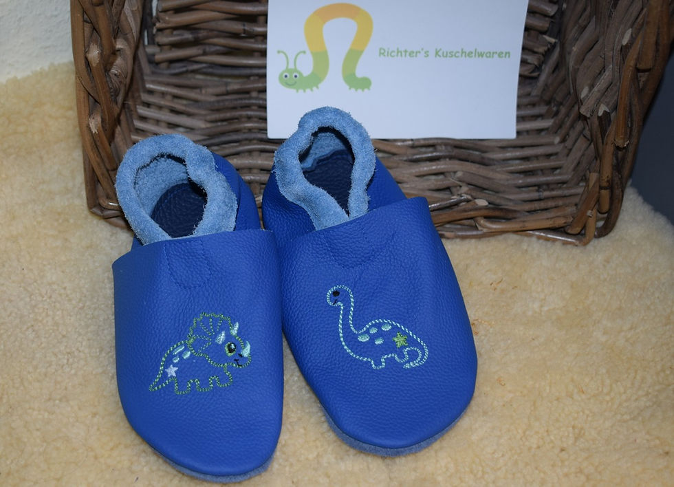 Diese Echtleder-Finkli durfte ich nähen und besticken nach Kundenwunsch. Was wohl die Lieblingstiere vom Kind sind?