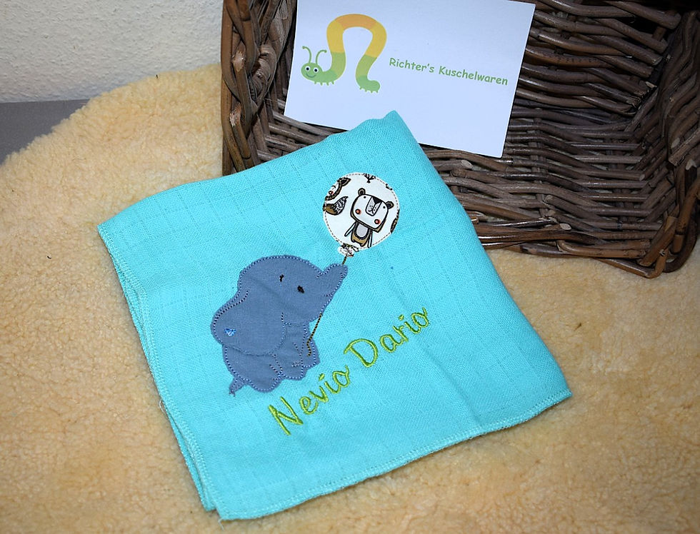 Für einen kleinen Jungen, der es sehr eilig hatte, habe ich ein Nuschi bestickt als Geschenk zur Geburt mit einem süssen Elefanten der einen Luftballon mit dem Rüssel hält