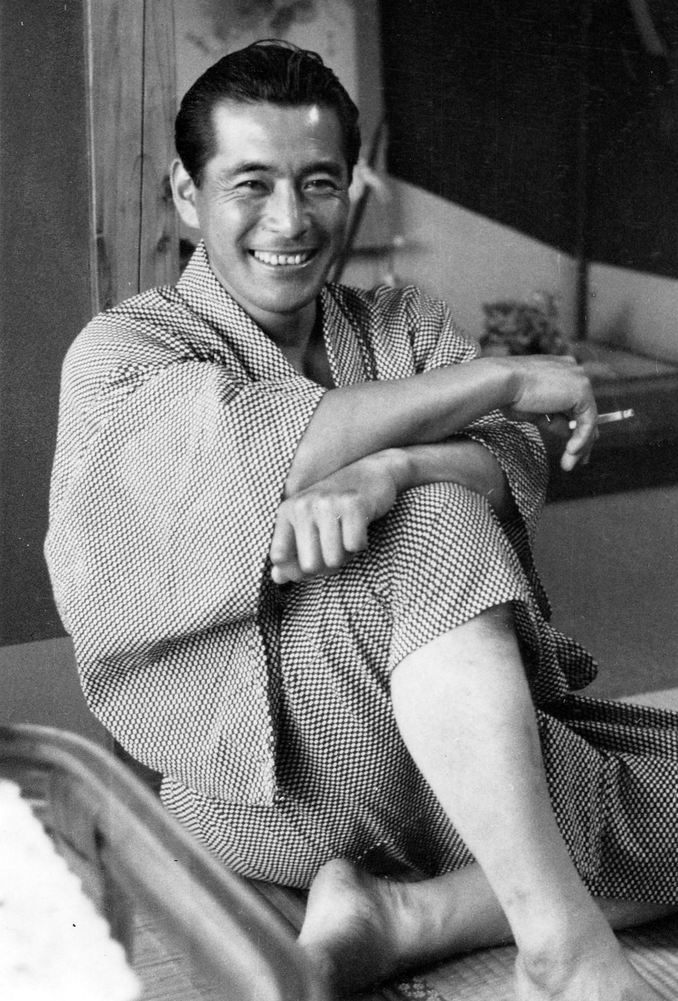 portrait photo of young Japanese movie star actor Toshirô Mifune