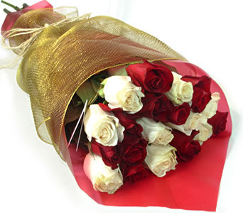 ramo de rosas rojas y blancas.jpg