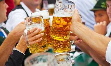 Mit Bier anstoßen