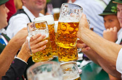 Mit Bier anstoßen