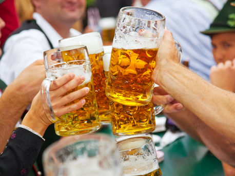 Brindisi con la birra all´Oktoberfest a Monaco di Baviera