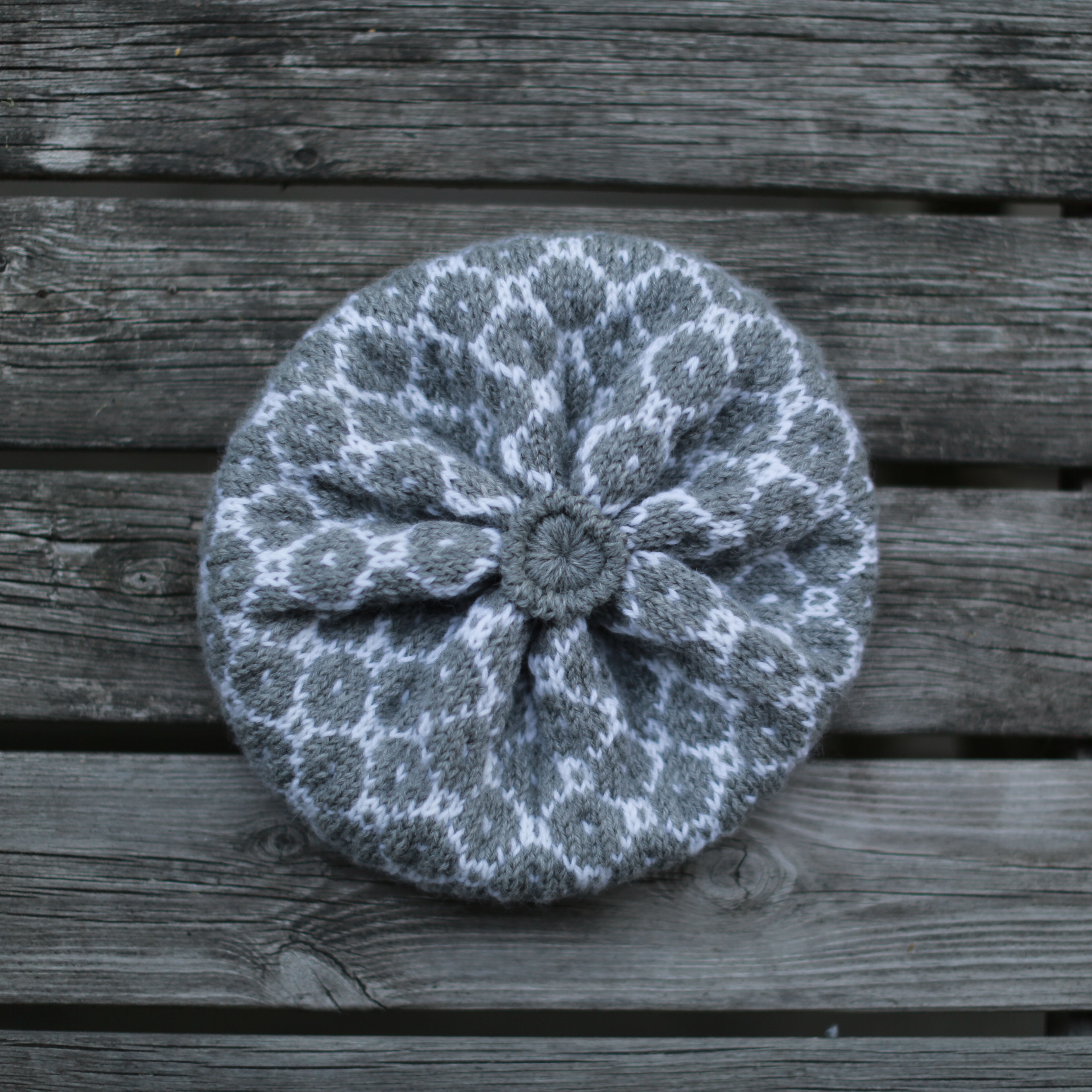 Strikket Hipster Beret Lue i fargemønster (STRIKKEOPPSKRIFT)