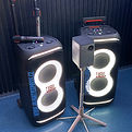 Projektor XGIMI Halo+ a 2× JBL Stage 320 připravené na promítání