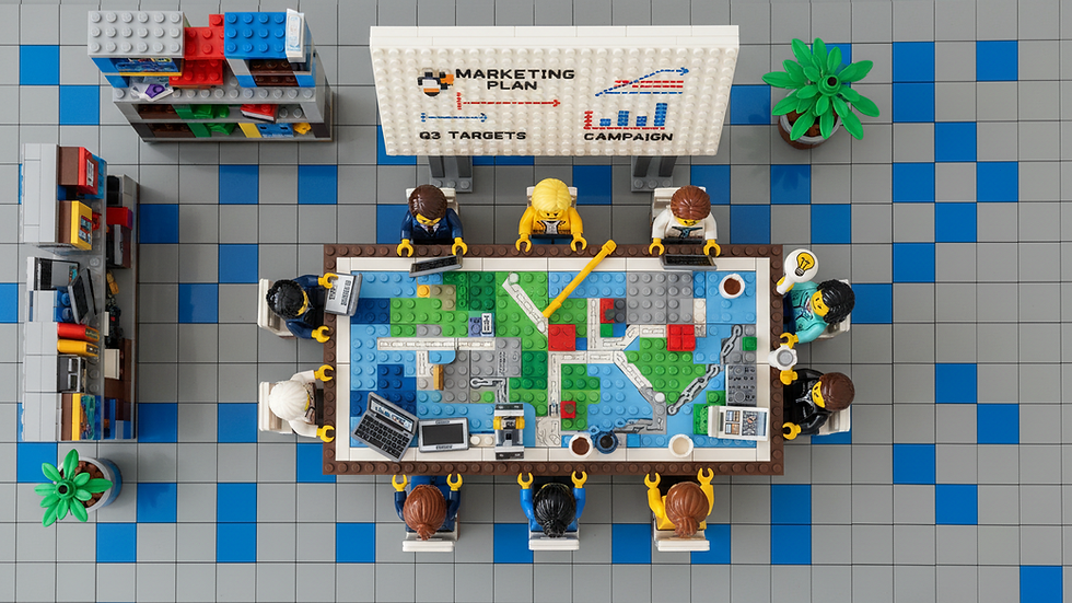 Vue en plongée d’une réunion d’équipe en train de planifier une stratégie marketing