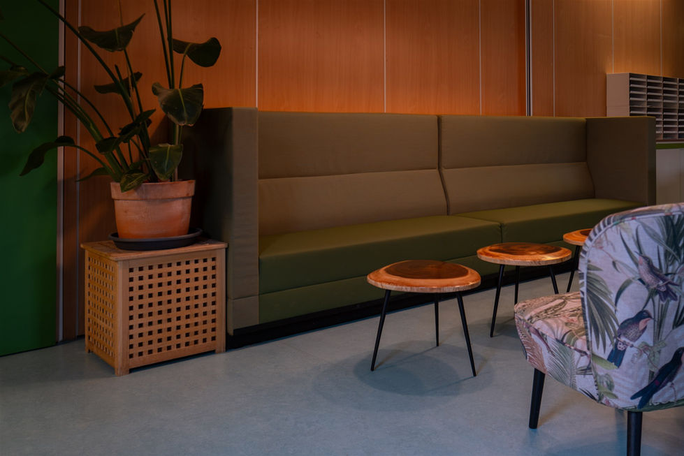 Tafels gemaakt van boomstam op maat en een prachtige treinbank.