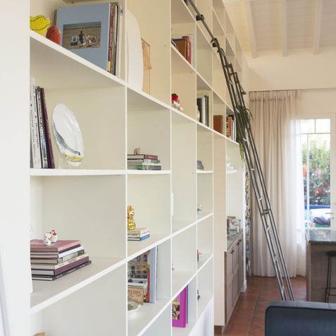 Bibliothèque sur mesure en medium peint.jpg