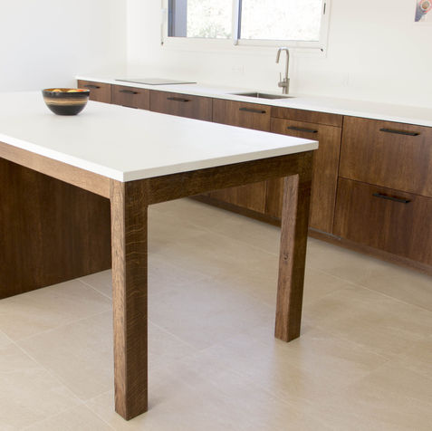 Cuisine sur mesure - façades en aggloméré plaqué chêne, teinté et verni, et plans de trava