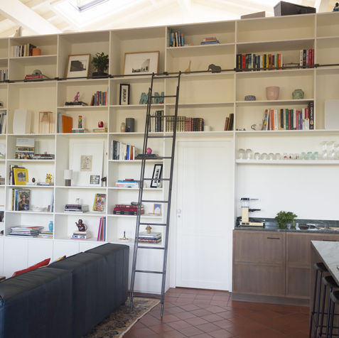 Bibliothèque sur mesure en medium peint.jpg
