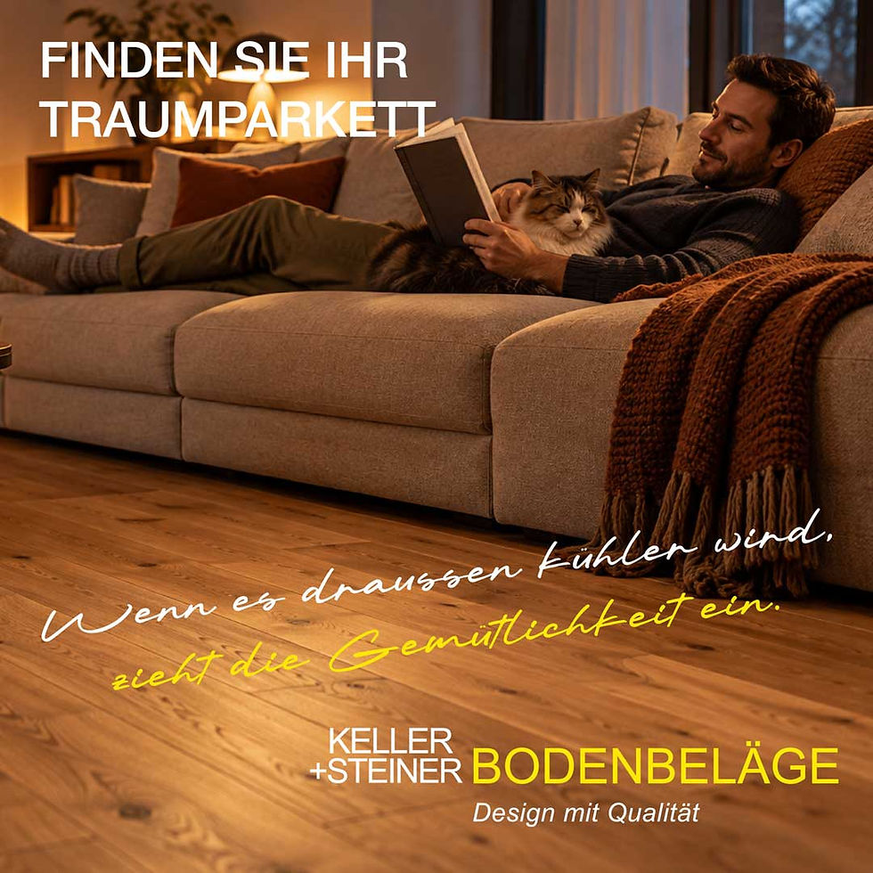 Mann liest mit Katze auf Sofa im warmen Wohnzimmer mit Holzparkett; Texte: Finden Sie Ihr Traumparkett, Bodenbeläge.