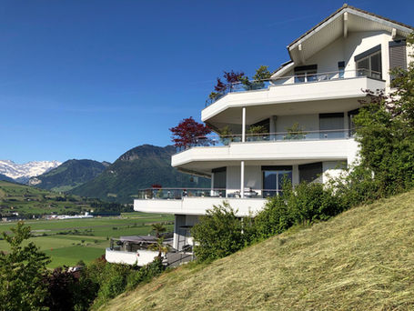 Terrassenhäuser mit Blick in die Berge
