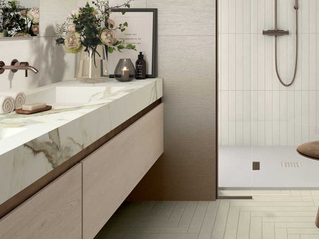 Helles, modernes Badezimmer in Sand-, Beige- und Marmortönen mit langem Waschtisch, natürlicher Holzoptik, bodengleicher Dusche und ruhiger, luxuriöser Atmosphäre.