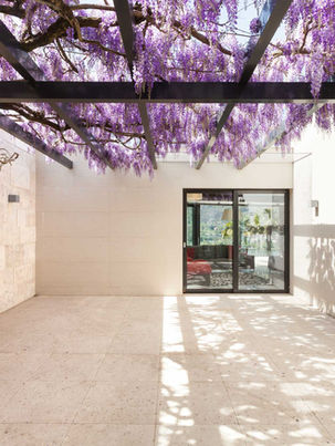 Aussenbereich einer Villa in Travertin eingekleidet 