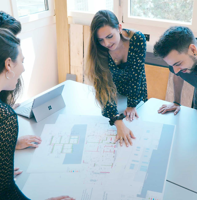 Mitarbeiter besprechen einen Bauplan
