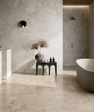 Feinsteinzeug Natursteinoptik XXL Platten für Wand- und Bodenbelag in einem Bad