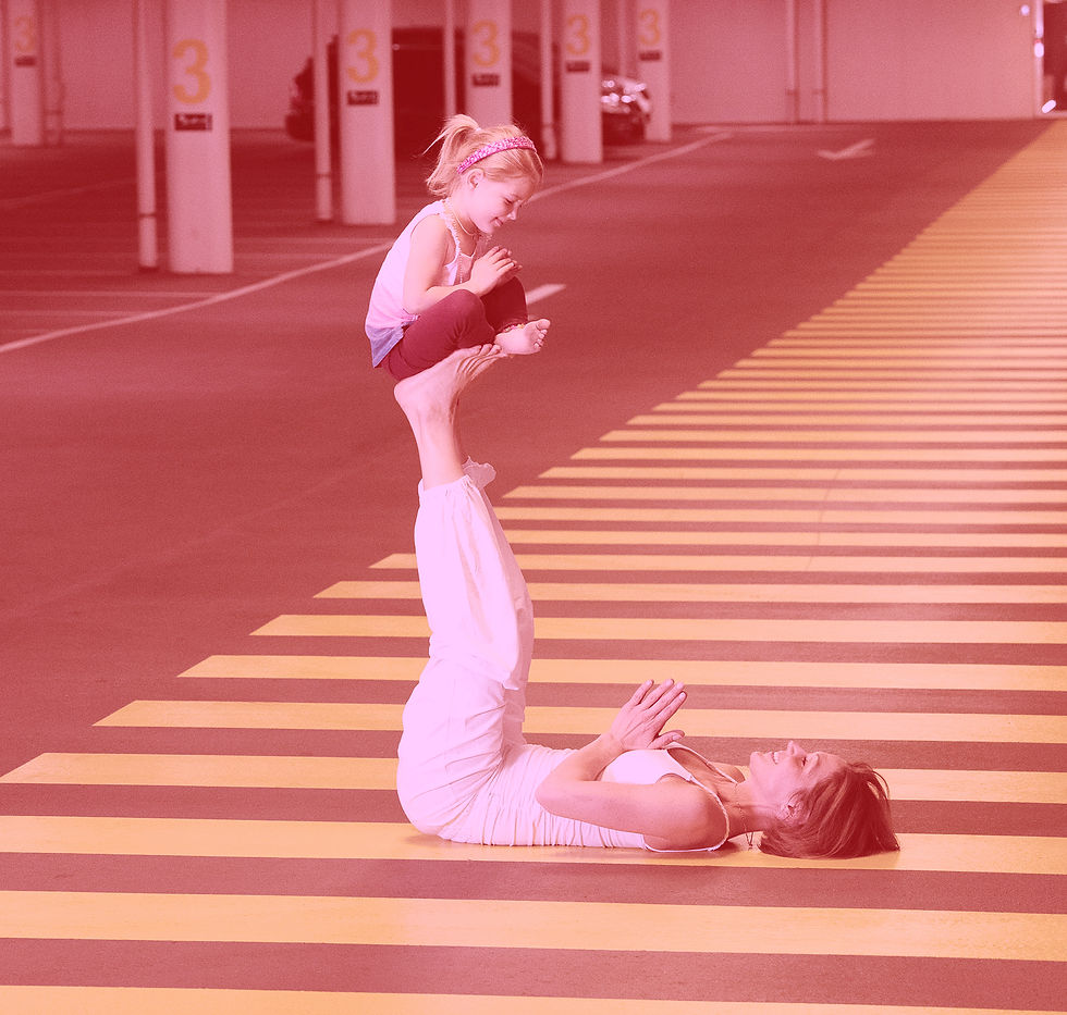 Kinderyoga mit Tochter Fiona in der Tiefgarage