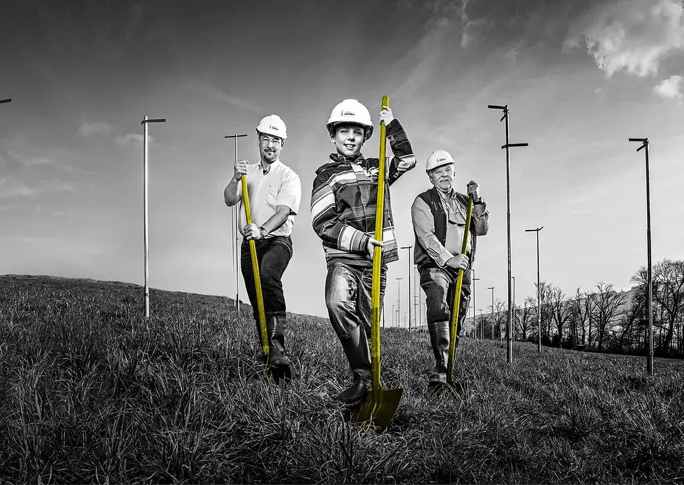 Drei Generationen der Familie Keller mit Spaten 