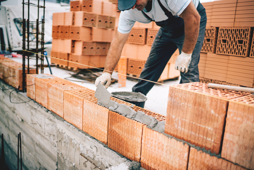 Baustelle mit roter Backsteinmauer