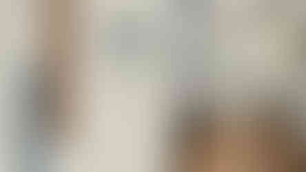 Modernes Badezimmer mit blau-off-weißer Streifenwand und grafischem Design, weißem Waschbecken, Holz