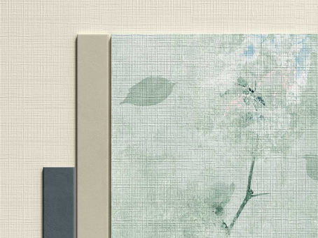 Sanfte Pastell-Aqua-Wand mit feiner Gewebestruktur und floralem Motiv, kombiniert mit cremefarbenen und blaugrauen Farbmuster-Elementen.