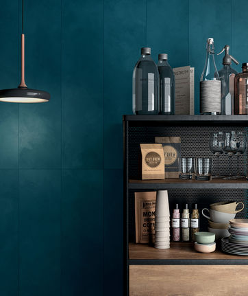 Blaue Feinsteinzeugplatten als Wandverkleidung