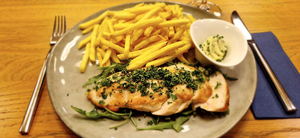 Pouletbrust mit Petersilie, Kräuterbutter und Pommes Frites