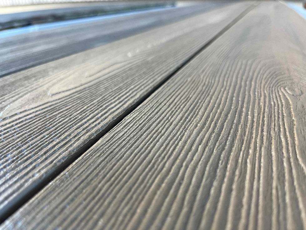 WPC massiv – Vinyl in Holzoptik, gebürstet, struktur, oder gerillt zu Top-Preisen.
Ab Fr. 12.50 lfm und Längen ab 3000 bis 4800 mm.