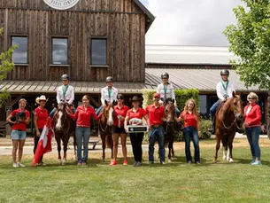 Schweizer Junioren Reining Team mit der Silber Trophy vom Teamerfolg an den World Reining Continental Championships 2026 auf der Bo Ranch in Frankreich