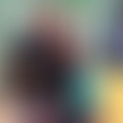 een man en een vrouw die aan de finish staan