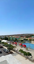Apartmán na prodej v centru Adeje, Tenerife. 2 ložnice, 2 koupelny, 59 m², společná střešní terasa s výhledem na oceán, komora a prádelna, vhodný pro dlouhodobý pronájem. Fotografie zařízeného interiéru jsou vizualizace.