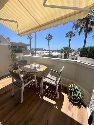 Apartmán na prodej v komplexu Honda Playa de las Américas Tenerife s výhledem na moře, soukromou terasou, bazénem a licencí Vivienda Vacacional. Moderní apartmán s 1 ložnicí v lokalitě Arona, Los Cristianos a Playa de las Américas, ideální jako investiční nemovitost, rekreační bydlení nebo druhý domov na Tenerife. CanarexReal realitní kancelář se specializací na prodej nemovitostí na Tenerife.
