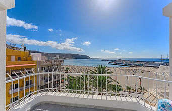 Apartmán se dvěma ložnicemi a terasou v první linii u oceánu v rezidenční budově Playa v Los Cristianos na Tenerife s výhledem na oceán a pláž.