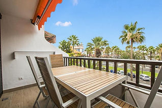 Duplex penthouse s terasou a částečným výhledem na oceán v komplexu Parque Santiago 1 v Playa de Las Américas na Tenerife.