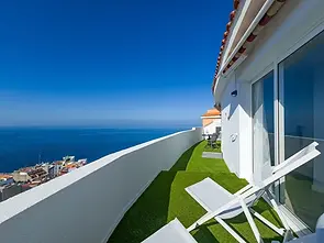 Ático s velkou terasou a výhledem na oceán v Puerto de Santiago na Tenerife, zrekonstruovaný byt se 2 ložnicemi vhodný pro bydlení i investici.