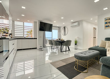 1. Exteriér / budova
„Rezidenčný komplex Palmeras del Sur v San Eugenio Bajo – moderné bývanie pri mori“
„Atraktívny rezidenčný dom s bazénmi a tenisovými kurtmi na juhu Tenerife“

2. Obývacia izba s kuchyňou
„Priestranná obývacia izba s otvorenou kuchyňou po kompletnej rekonštrukcii“
„Moderný interiér bytu v San Eugenio Bajo – kuchyňa so spotrebičmi najnovšej generácie“

3. Kuchyňa detail
„Dizajnová kuchyňa so zabudovanými spotrebičmi a ostrovčekom“
„Nová moderná kuchyňa v apartmáne pri oceáne na Tenerife“

4. Spálňa
„Svetlá spálňa s klimatizáciou v kompletne zrekonštruovanom apartmáne“
„Komfortná spálňa s úložným priestorom a moderným dizajnom“

5. Kúpeľne
„Plne vybavená moderná kúpeľňa po rekonštrukcii“
„Štýlová kúpeľňa s kvalitnou sanitou v apartmáne San Eugenio Bajo“

6. Balkón / výhľad
„Balkón s panoramatickým výhľadom na oceán a západy slnka nad Tenerife“
„Najväčšia prednosť bytu – priamy výhľad na Atlantik zo súkromného balkóna“

7. Bazény a spoločné priestory
„Rezidenčný komplex s bazénmi a slnečnou terasou v San Eugenio Bajo“
„Bazény a tenisové kurty v Palmeras del Sur – komfortné bývanie pri mori“

8. Parkovanie / sklad
„Súkromné parkovacie miesto a sklad súčasťou bytu“
„Bezpečné parkovanie a úložný priestor v rezidenčnom komplexe Palmeras del Sur“