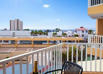 Apartmán rozdělený na dvě samostatná studia s terasami a výhledem na oceán v komplexu Torres de Yomeli v Playa de Las Américas na Tenerife.