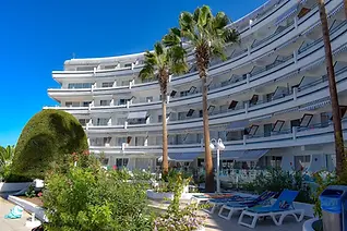 Bungalov se dvěma ložnicemi a terasou v komplexu Club Atlantis v Costa Adeje na Tenerife, byt s bazénem blízko oceánu.