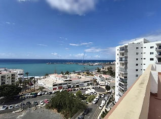 Apartmán 1+1 s balkonem a výhledem na oceán v Los Cristianos, Tenerife, pár kroků od pláže, ideální investice nebo rekreační bydlení, 52 m², parkování, výtah, centrum města