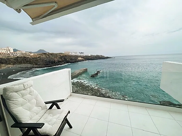 1. Exteriér / celkový pohľad na komplex
„Štýlový komplex Las Barandas v Callao Salvaje priamo pri oceáne s bazénovou lagúnou“
„Unikátny komplex pri mori s reštauráciou a prístupom na pláž len pár krokov od štúdia“

2. Obytný priestor / štúdio
„Kompletne zrekonštruované štúdio 39 m² s otvorenou kuchyňou a svetlým obytným priestorom“
„Štýlové a plne vybavené štúdio pripravené na okamžité nasťahovanie“

3. Kuchyňa
„Moderná otvorená kuchyňa v štúdiu v komplexe Las Barandas“
„Kuchyňa so spotrebičmi najnovšej generácie a praktickým usporiadaním“

4. Kúpeľňa
„Štýlová moderná kúpeľňa v štúdiu pripravenom na nasťahovanie“
„Kompletne vybavená kúpeľňa so svetlým interiérom a moderným dizajnom“

5. Terasa / vonkajší priestor
„Súkromná terasa 9 m² s výhľadom a možnosťou oddychu pri oceáne“
„Terasa štúdia v Callao Salvaje – ideálna na relax a posedenie vonku“

6. Bazén a okolie
„Fascinujúca prírodná bazénová lagúna s morskou vodou priamo medzi skalami“
„Spoločné priestory komplexu s reštauráciou a výhľadom na oceán“

7. Lokalita a investícia
„Štúdio v Callao Salvaje, ideálne na vlastné bývanie alebo ako investícia s vysokým výnosom z prenájmu“
„Atraktívna lokalita s barmi, obchodmi a plážou v pešej dostupnosti“