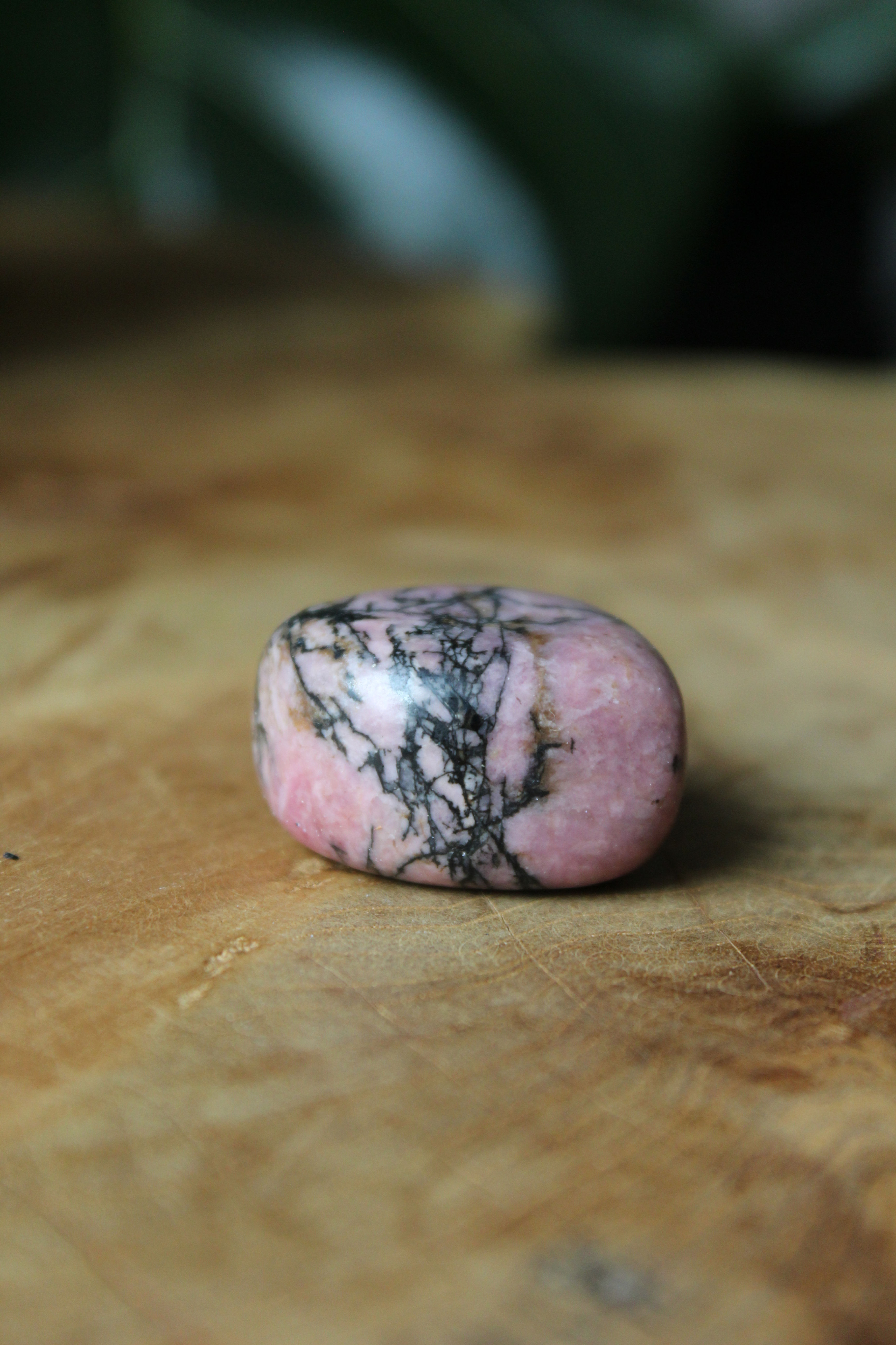 Rhodoniet – Getrommelde Edelsteen