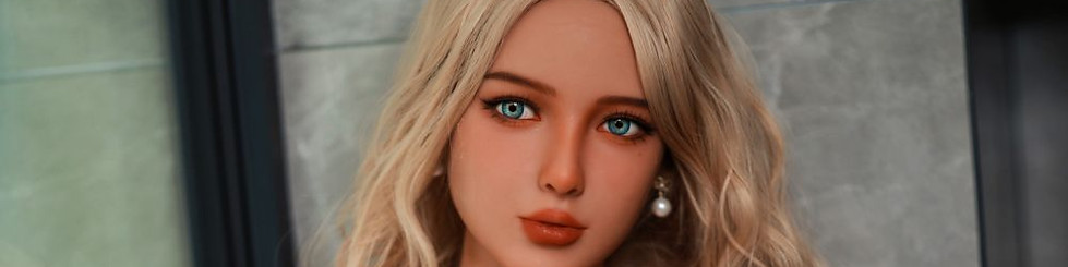 Sex-Puppe von nahem. Oberkörper einer Sex-Puppe. Diese Real Doll ist auf calldoll.ch erhältlich