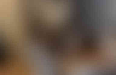 Lounge area at Être in Zurich featuring plush velvet chairs, marble-textured walls, and soft ambient lighting – a calm and design-forward café featured in the BYCA Zurich Guide.