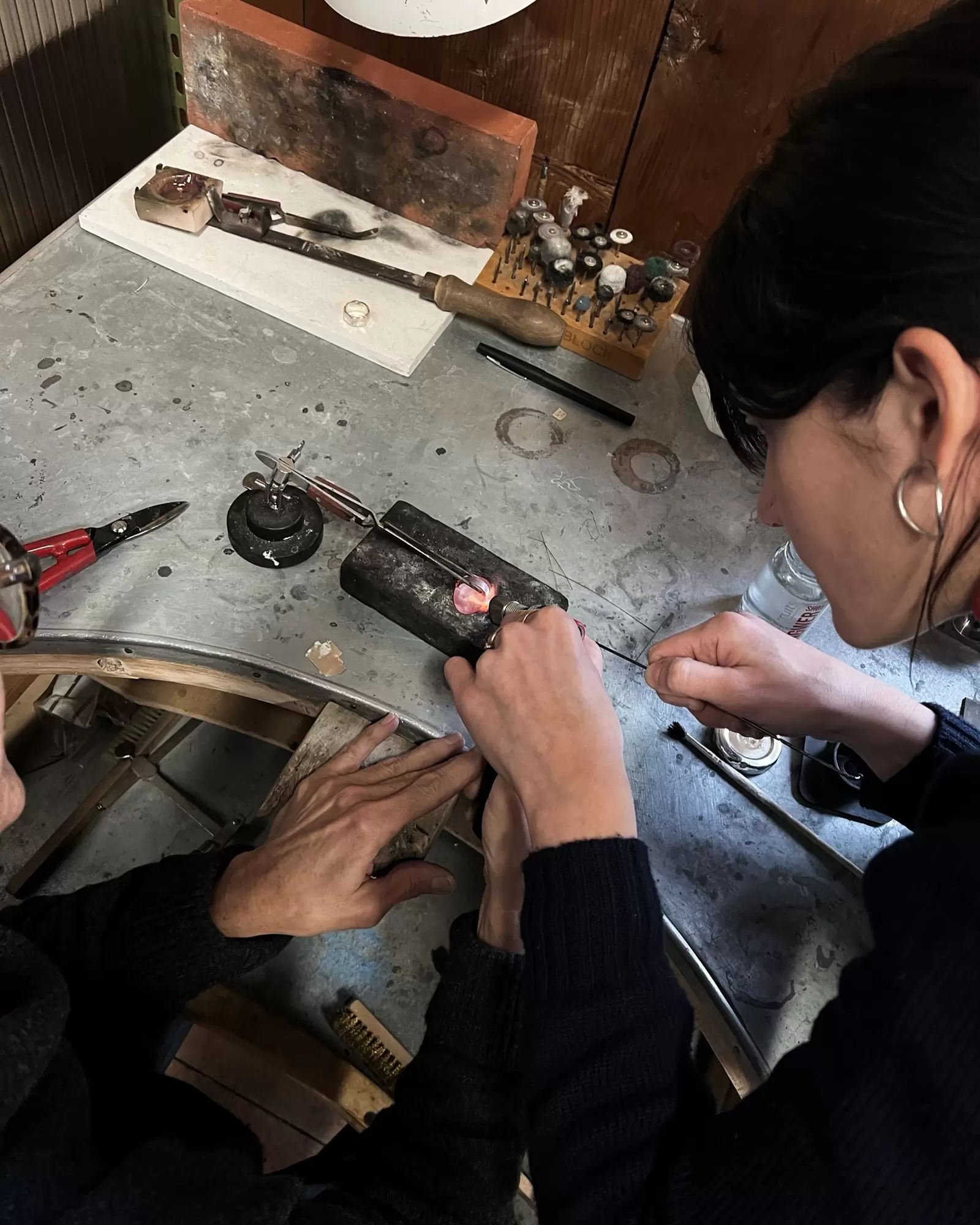 Close-up of ring making during LMJ’s bench course in Zurich – a unique experience curated by Byca for jewelry enthusiasts.