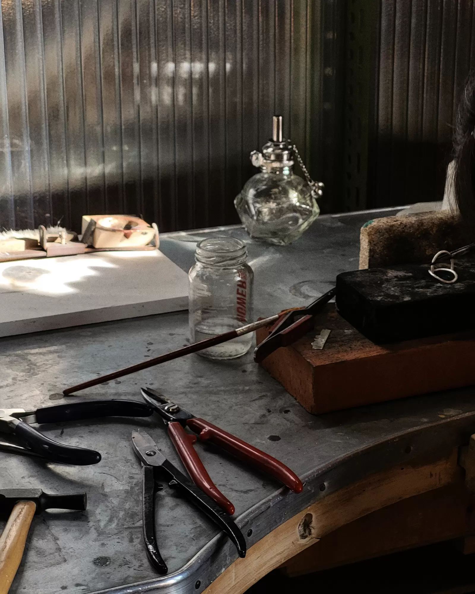 Jewelry-making tools neatly arranged at LMJ’s Zurich bench course, captured by Byca – your insider guide to local creative workshops.