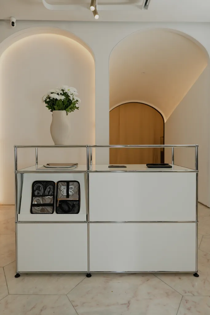 Front counter of the AMELI Zurich store with elegant floral decor and a clean architectural backdrop.