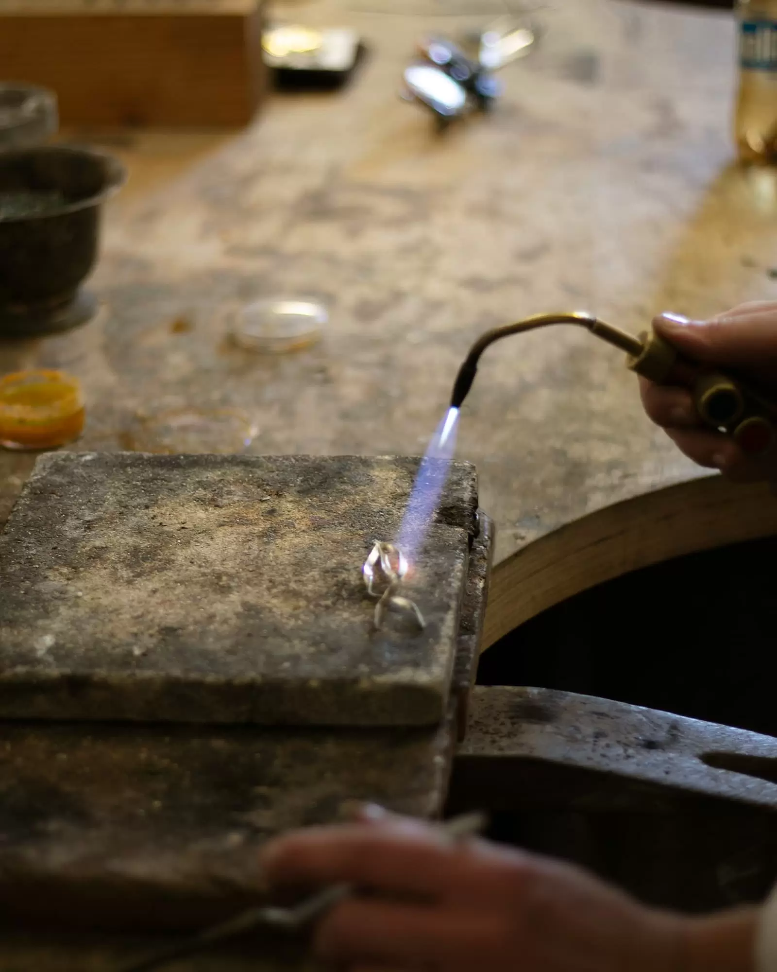 Torchwork on a silver ring during a jewelry workshop in Zurich, featured in the Byca Guide as a top hands-on experience.