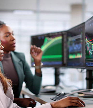 women studying Forex