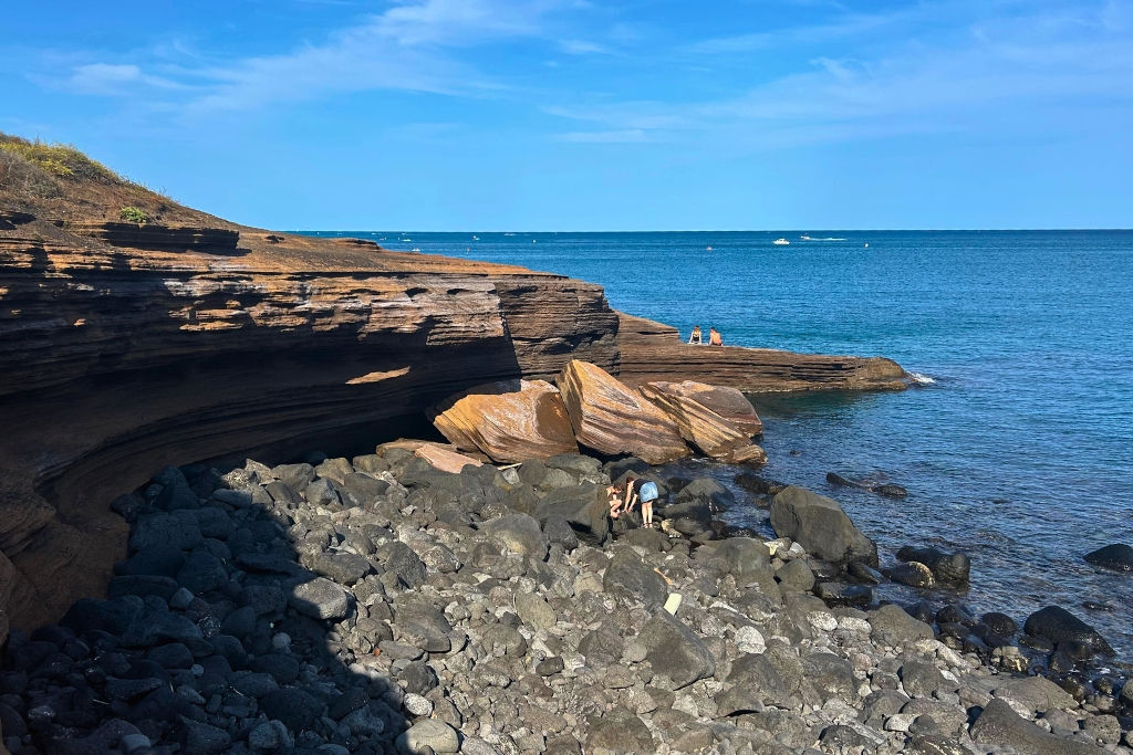 alt="Plage volcanique de la Grande Conque située près de la plage du Môle au pied des falaises, site naturel remarquable"